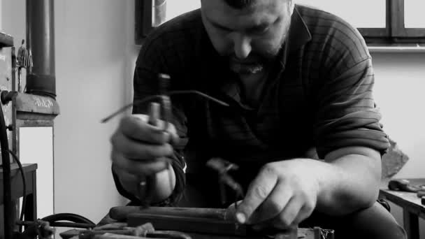 工匠正在车间里用金属丝做图 艺术家正在加工金属用特殊工具在他的手曲线线在正确的形状 — 图库视频影像