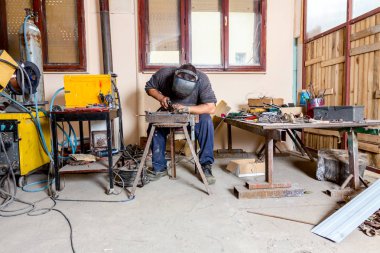 Heykeltıraş için derleme metal heykel koruyucu maskeyle silâhsız ark kaynağı kullanıyor.