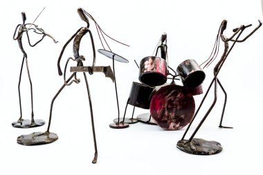 Müzik performans kaynaklı siyah metal tel ile yapılan resimler. Dostum şarkı ve kemancı, gitarist ve davulcu birlikte oynuyorlar. Yaşam çizgileri