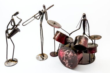 İki üfleme araç birlikte, trompetçi ve saksofoncu baterist ile oynuyorlar. Yaşam çizgileri