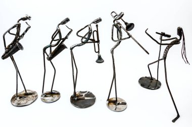 Saksafon ile oynayan sanatçılar grubu yapılmış; Trompet, trombon ve şarkıcı oyun birlikteyiz. Yaşam çizgileri