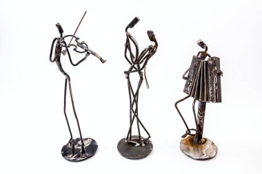 Müzik performans kaynaklı siyah metal tel ile yapılan resimler. Akordeon ve keman birlikte oynuyorlar. Dansçılar şık seksi tutku ile dans ediyor. Yaşam çizgileri