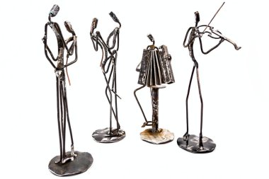 Müzik performans kaynaklı siyah metal tel ile yapılan resimler. Akordeon ve keman birlikte oynuyorlar. Dansçılar şık seksi tutku ile dans ediyor. Yaşam çizgileri