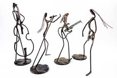 Müzik performans kaynaklı siyah metal tel ile yapılan resimler. Grup yapılmış: gitarist, şarkıcı ve kontrbas birlikte oynuyor. Yaşam çizgileri