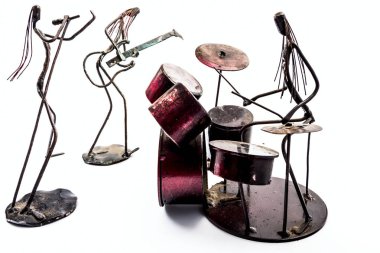 Müzik performans kaynaklı siyah metal tel ile yapılan resimler. Grup yapılmış: gitarist, şarkıcı ve davulcu birlikte oynuyor. Yaşam çizgileri