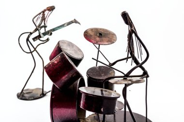 Müzik performans kaynaklı siyah metal tel ile yapılan resimler. Gitarist elektro gitar çalmak ve davulcuyla birlikte oynuyorlar. Yaşam çizgileri