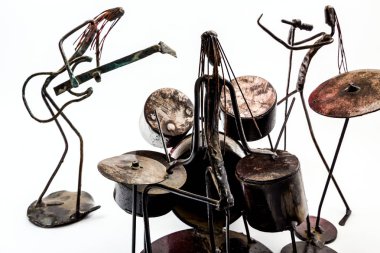 Müzik performans kaynaklı siyah metal tel ile yapılan resimler. Grup yapılmış: gitarist, şarkıcı ve davulcu birlikte oynuyor. Yaşam çizgileri