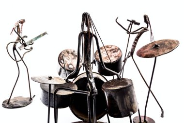 Müzik performans kaynaklı siyah metal tel ile yapılan resimler. Grup yapılmış: gitarist, şarkıcı ve davulcu birlikte oynuyor. Yaşam çizgileri