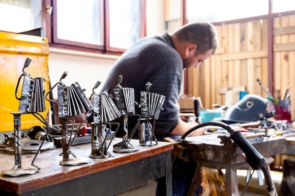 Escultor Está Haciendo Figuras Creativas Músicos Alambre Metal Taller Los — Foto de Stock