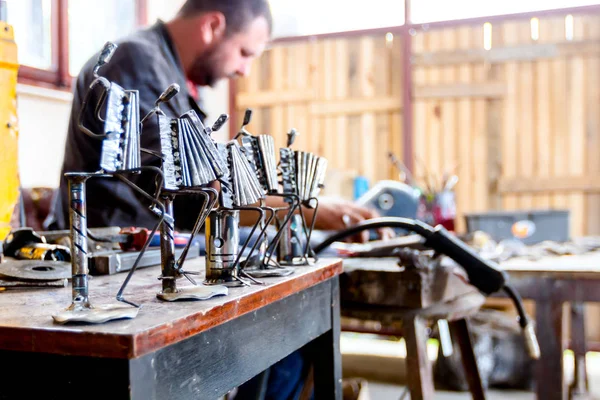 Escultor Está Haciendo Figuras Creativas Músicos Alambre Metal Taller Los —  Fotos de Stock