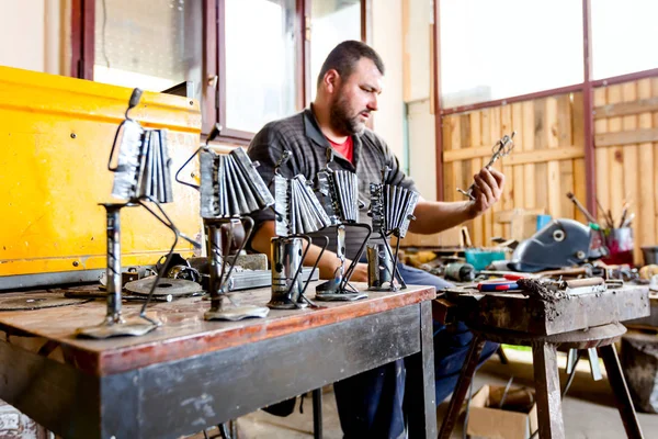 Sculpteur Fait Des Figures Créatives Musiciens Fil Métallique Dans Son — Photo