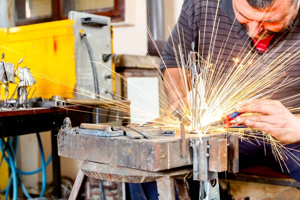 Sculpteur Utilise Soudure Arc Pour Assembler Sculpture Métal Sans Protection — Photo