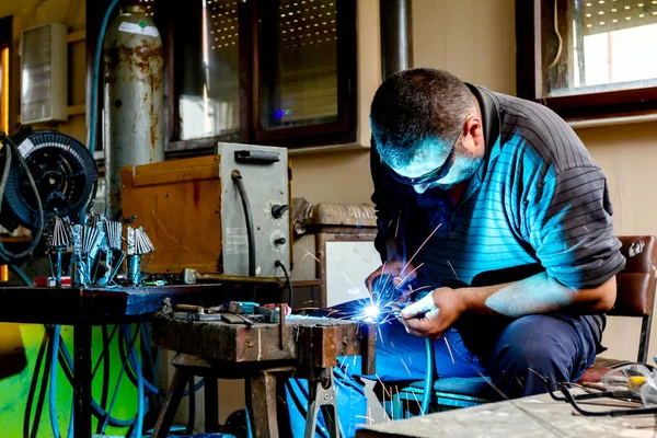 Escultor Está Utilizando Soldadura Por Arco Para Ensamblar Escultura Metal —  Fotos de Stock