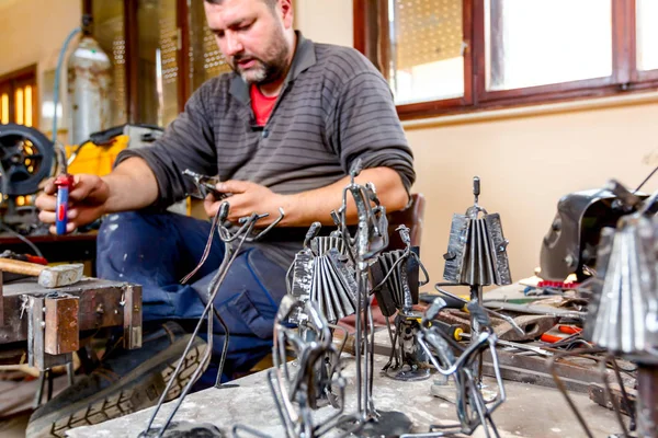 Sculpteur Fait Des Figures Créatives Musiciens Fil Métallique Dans Son — Photo