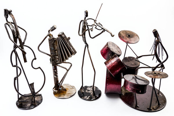 Фигуры музыкальных исполнителей играют вместе, скрипач, аккордеон, барабанщик и скрипка играют вместе. Живые линии
