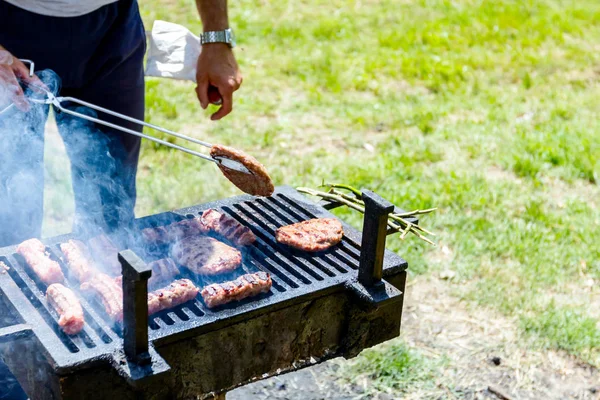 Hand Help Metal Tongs Turns Simmering Kebabs Burgers Black Barbecue — Stock Photo, Image