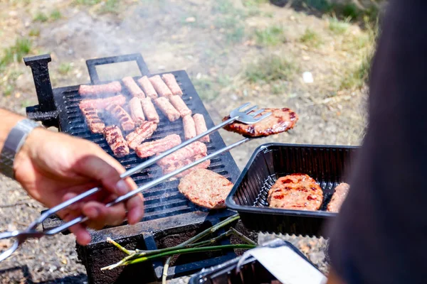 Man Take Out Roasted Kebabs Metal Tongs Removes Them Barbecue — Stock Photo, Image