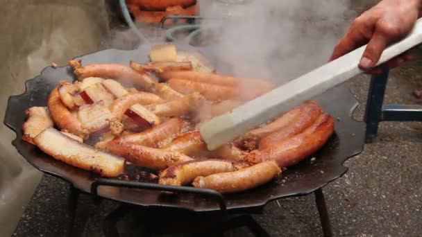 Tourner Délicieuses Saucisses Juteuses Sur Plaque Barbecue Avec Poignée Main — Video