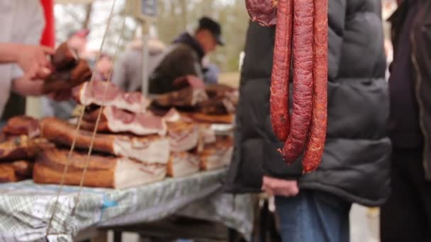 Verkoopmanager Gerookt Vlees Stal Straatmarkt Gezouten Vlees Worstjes Hangen Koop — Stockvideo