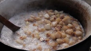Domuz pastırma mı eriyor ve kızartma, domuz cracklings eski bir kazan içinde pişirilir. Geleneksel şekilde erime taze domuz yağ, pastırma, derin demir kazanda hışırtı yapma. Kazık kadar tahta kaşıkla karıştırma.