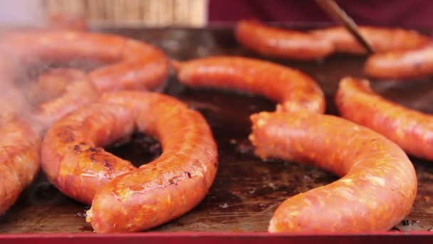 Transformando Deliciosas Salsichas Suculentas Chapa Churrasco Aço Com Alça Mão — Vídeo de Stock