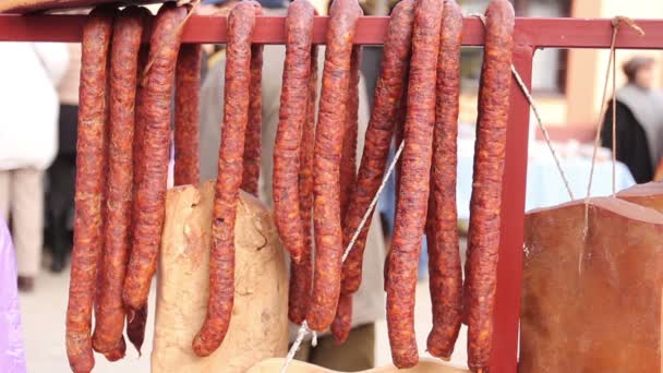 Vender Carne Fumada Banca Mercado Rua Carne Curada Salsichas Penduradas — Vídeo de Stock