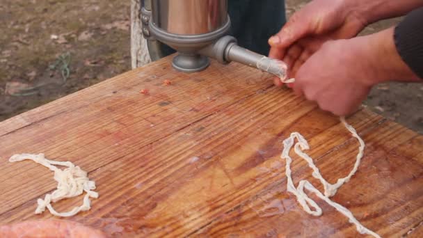 정육점 다진된 소시지를 내장을 먹거리입니다 소시지에 기계와 소시지를 만들기 채우기 — 비디오