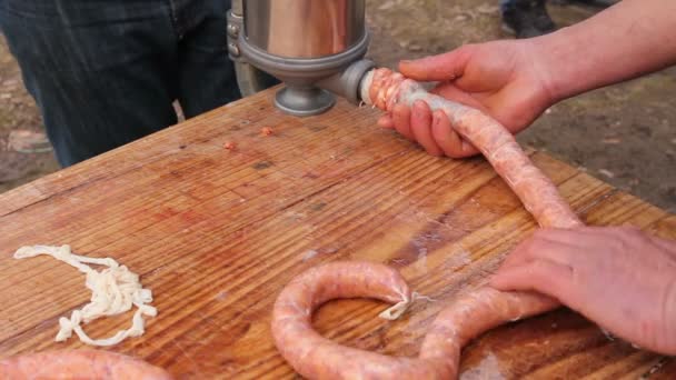 Carnicero Está Rellenando Intestino Cerdo Con Carne Picada Para Hacer — Vídeo de stock