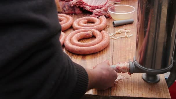 Carnicero Está Rellenando Intestino Cerdo Con Carne Picada Para Hacer — Vídeo de stock