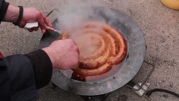 Tourner Délicieuses Saucisses Juteuses Sur Plaque Barbecue Avec Poignée Main — Video