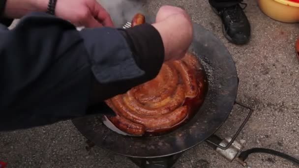 Tourner Délicieuses Saucisses Juteuses Sur Plaque Barbecue Avec Poignée Main — Video