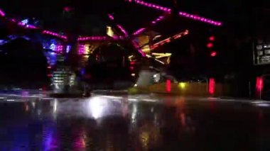 Renkli çıkrık geceleri eğlence parkı içinde. Hızlı renkli atlıkarınca canlı Lightning'ler Luna Park ile gece ışıklı iplik.