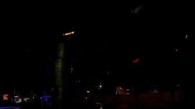 Renkli çıkrık geceleri eğlence parkı içinde. Hızlı renkli atlıkarınca canlı Lightning'ler Luna Park ile gece ışıklı iplik.