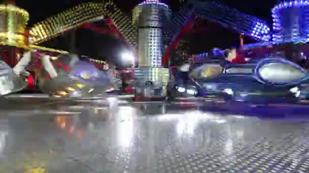 Красочное Вращающееся Колесо Парке Развлечений Ночью Быстрое Вращение Красочной Карусели — стоковое видео