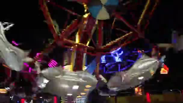 Roue Colorée Dans Parc Attractions Nuit Carrousel Coloré Rotation Rapide — Video