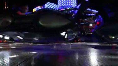 Renkli çıkrık geceleri eğlence parkı içinde. Hızlı renkli atlıkarınca canlı Lightning'ler Luna Park ile gece ışıklı iplik.