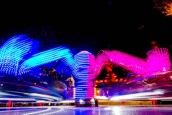 Lange Blootstelling Van Een Snel Draaiende Kleurrijk Carrousel Illuminated Night — Stockfoto