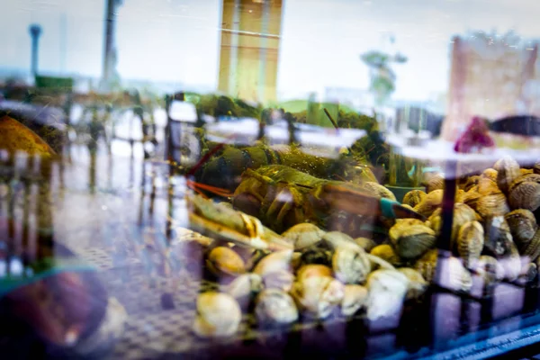 Canlı Egzotik Pahalı Pençeli Kerevitler Akvaryumda Geleneksel Deniz Ürünleri Restoranında — Stok fotoğraf