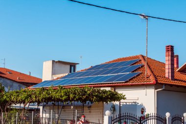 Güneş panelleri yenilenebilir güneş enerjisi elektrik, evin çatısında yer yapmak için kullanıyor. Modern enerji tasarrufu teknolojisi