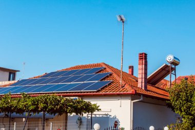 Güneş panelleri yenilenebilir güneş enerjisi elektrik, evin çatısında yer yapmak için kullanıyor. Modern enerji tasarrufu teknolojisi