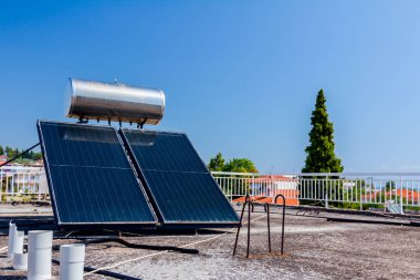 Yenilenebilir güneş enerjisini kullanmak için su panelleri evin çatısına, güneş enerjili su sistemine yerleştirilir. Modern enerji tasarruf teknolojisi