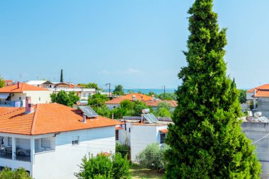 Yenilenebilir güneş enerjisini kullanmak için su panelleri evin çatısına, güneş enerjili su sistemine yerleştirilir. Modern enerji tasarruf teknolojisi