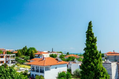 Yenilenebilir güneş enerjisini kullanmak için su panelleri evin çatısına, güneş enerjili su sistemine yerleştirilir. Modern enerji tasarruf teknolojisi