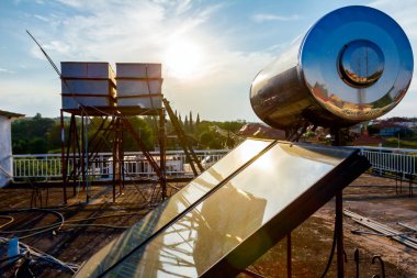 Bir rezervuar su paneliyle yenilenebilir güneş enerji sıcak su kullanımı, genellikle evin çatı katında yerleştirilir. Eski güneş sistemi ve modern enerji tasarrufu teknolojisi