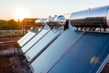 Yenilenebilir güneş enerjisini kullanmak için su panelleri evin çatısına, güneş enerjili su sistemine yerleştirilir. Modern enerji tasarruf teknolojisi