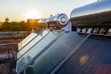 Yenilenebilir güneş enerjisini kullanmak için su panelleri evin çatısına, güneş enerjili su sistemine yerleştirilir. Modern enerji tasarruf teknolojisi