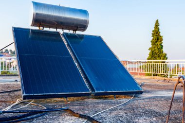 Yenilenebilir güneş enerjisini kullanmak için su panelleri evin çatısına, güneş enerjili su sistemine yerleştirilir. Modern enerji tasarruf teknolojisi