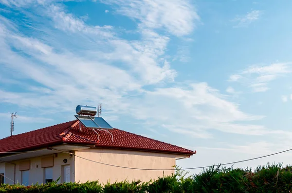 Wasserpaneele Für Die Nutzung Erneuerbarer Sonnenenergie Sind Auf Dem Hausdach — Stockfoto