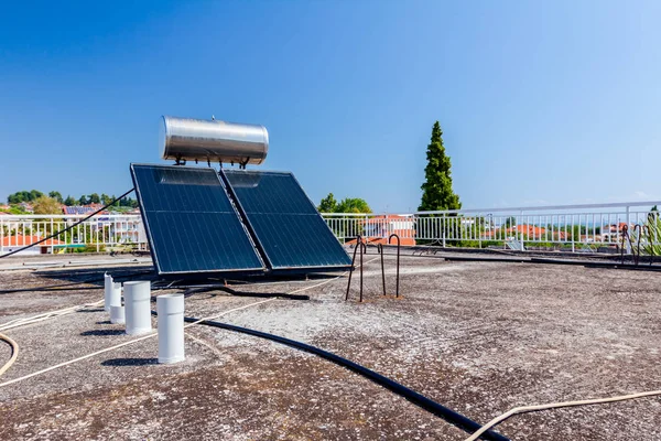 Wasserpaneele Für Die Nutzung Erneuerbarer Sonnenenergie Sind Auf Dem Hausdach — Stockfoto