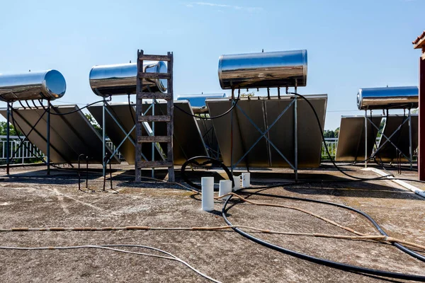 Vattenpaneler För Användning Förnybar Solenergi Placeras Husets Tak Solvärmesystem Modern — Stockfoto